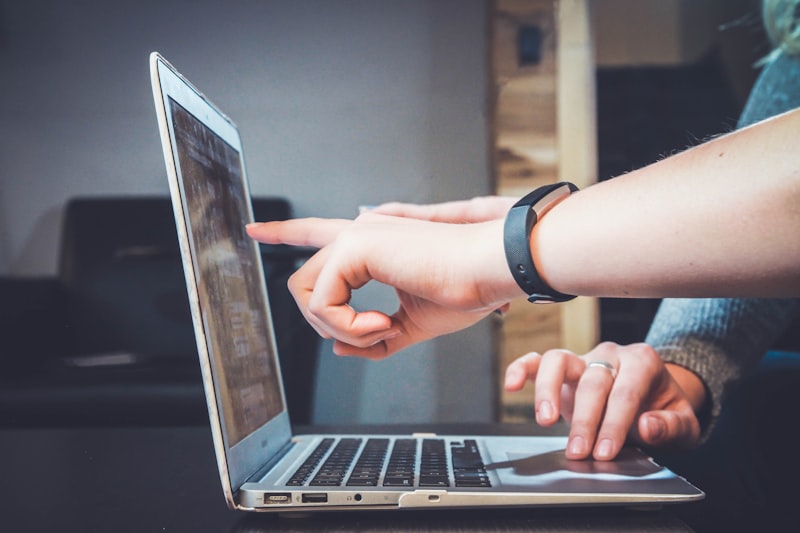Enregistrement d'un cours en ligne avec caméra professionnelle sur trépied