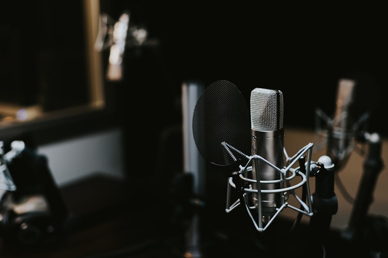 Deux micros professionnels installés dans un studio de baladodiffusion