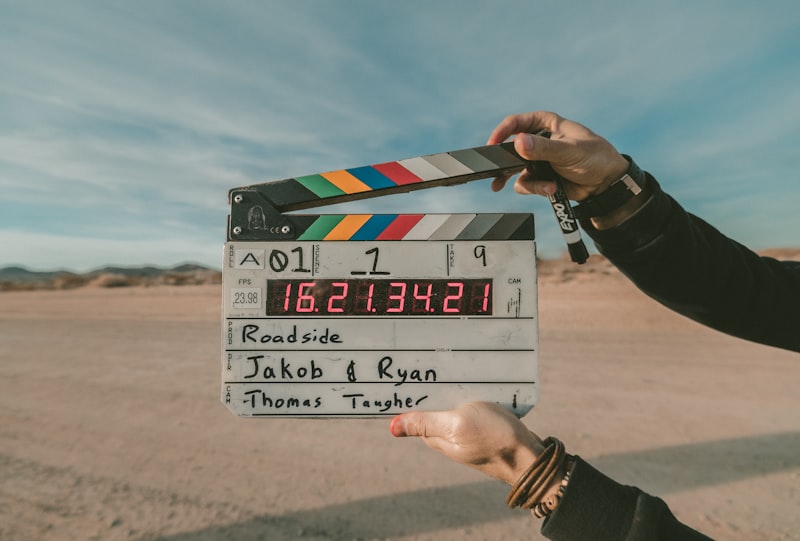 Montage d'une vidéo de produit e-commerce sur un écran professionnel